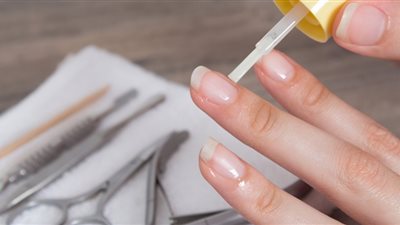 اعتني بأظافرك في العيد.. طريقة استخدام زيت اللوز لليد