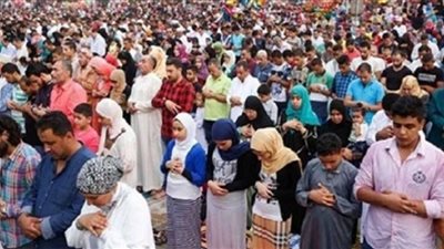 الإفتاء: صلاة الرجال بجوار النساء تعدٍ صريح على الشرع