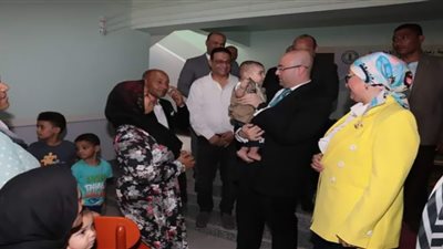محافظ بني سويف يُعيد على الأطفال ونزلاء الدار ويشاركهم فرحتهم بعيد الأضحى المبارك