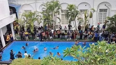 تجول المحتجون في منزل الرئيس السريلانكي بعد اقتحامه