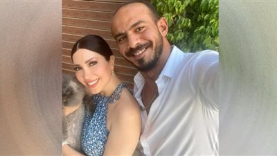 نسرين طافش تعتمد ضفائر بالراستا وزوجها يغازلها