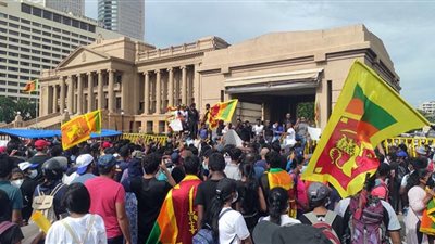 سريلانكا على صفيح ساخن.. تظاهرواقتحام وإضرام نار