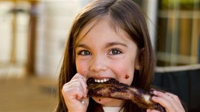 الإفراط في أكل اللحوم خلال العيد.. أطباء يحذرون من كارثة