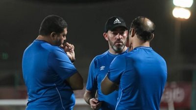 سواريش وعبد الحفيظ يجتمعان بلاعبي الأهلي