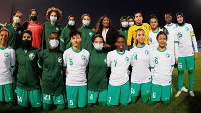 سر إهداء لاعبات السعودية قميص المنتخب للأسطورة بيليه