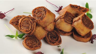 لسد الجوع.. طريقة عمل رول السجق الحار