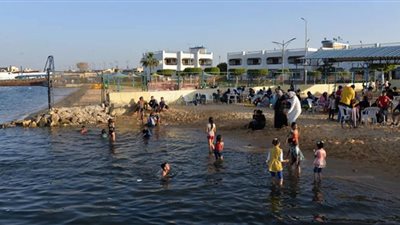 شواطئ فايد تستقبل المواطنين خلال ثانى أيام عيد الأضحي