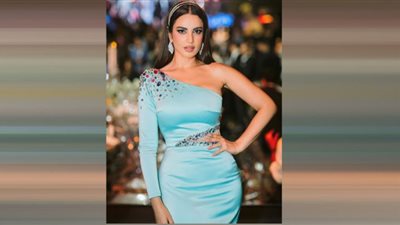 شاهد| درة تخرج عن المألوف بالمايوه الأسود