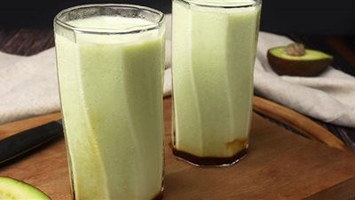 يحسن من امتصاص الفيتامينات.. طريقة عمل عصير الأفوكادو باللبن