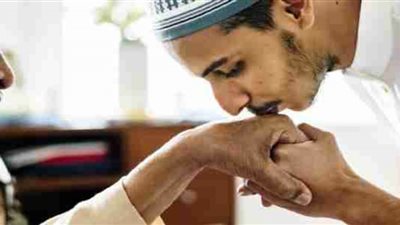 تعرف على حكم الشرع فى تقبيل اليد