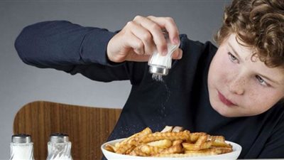 كارثة.. رش الملح على الطعام يسبب الوفاة في هذه الحالة