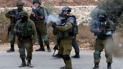 مُستوطنون إسرائيليون يرشقون سيارات الفلسطينيين بالحجارة في الضفة الغربية