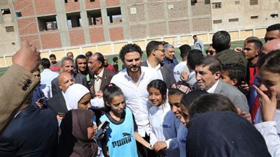 حسام غالي يستعرض مهاراته بالكرة في زيارة للجنة الشباب بقنا