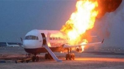 اشتعال النيران بعجلات طائرة أمريكية أثناء الهبوط (فيديو)