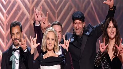 شاهد.. أول ممثل أصم عبر التاريخ يفوز بجائزة SAG