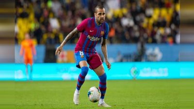 داني ألفيش ينتقد إدارة برشلونة بعد رحيله عن الفريق