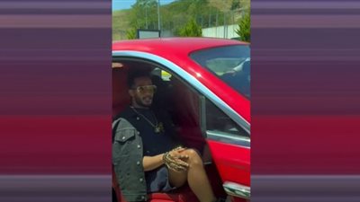 محمد رمضان يصل تركيا ويثير الجدل بكفٍ من ذهب