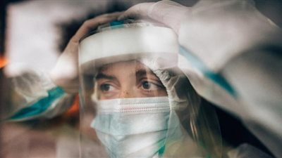 طبيب يحذر: احتمال ظهور نوعين جديدين من أوميكرون في هذه الدولة