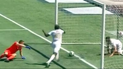 أغرب فرصة ضائعة في تاريخ كرة القدم (فيديو)