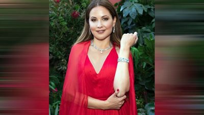 ريا أبي راشد بدون مكياج على شاطئ البحر