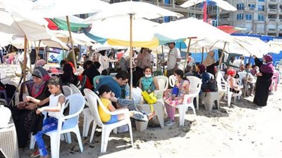 إقبال شديد على شواطئ الإسكندرية فى ثانى أيام العيد
