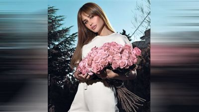 داليدا عياش تبرز أنوثتها بالأسود المكشوف (صور)