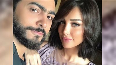 شاهد| تامر حسني يعتمد الأسود وبسمة بوسيل بإطلالة كلاسيكية