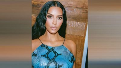 كيم كارداشيان تكرر استايلها بالجلد الأسود في أحدث ظهور