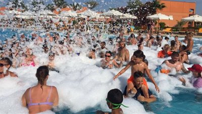 حفلات «الفوم» تُشعل حماس النزلاء علي شواطئ مرسى علم