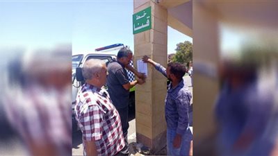 وضع ملصقات تعريفة الركوب الجديدة للمواصلات بزيادة تتراوح من 5% إلى 7% بالبحر الأحمر