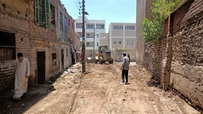 فتح طريق جرى غلقه لعشرات السنين خلف مدرسة النهضة الابتدائية بمدينة دشنا