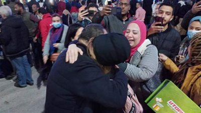 بالصور.. وصول طائرة المصريين العالقين بأوكرانيا إلى أرض الوطن.. والأهالي يستقبلون أبنائهم بالورود والأحضان