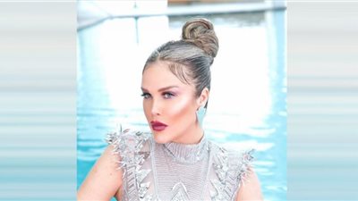 نيكول سابا تخطف الأضواء بمكياج ترابي