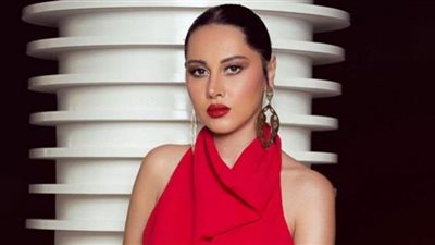 ياسمين رئيس تخطف الأنظار بقبعة ونضارة شمس (صور)