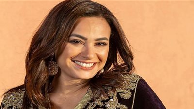 هند صبري في أحدث ظهور.. إطلالة بيضاء ومكياج هادئ (صورة)