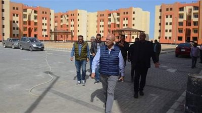 أحمد عمران يتابع أعمال الأسفلت ورفع كفاءة الطرق بمدينة العاشر من رمضان