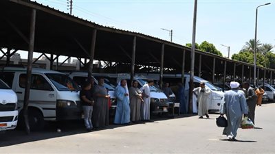 انتظام سير العمل بمواقف السيارات بقنا بعد تسعيرة الأجرة الجديدة