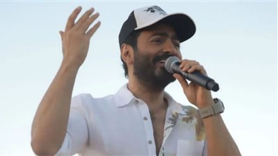 تامرحسني أجواء غنائية راقصة في حفل العلمين (شاهد)