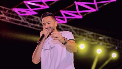 حمادة هلال يرفع شعار كامل العدد احتفالًا بالعيد (صور)