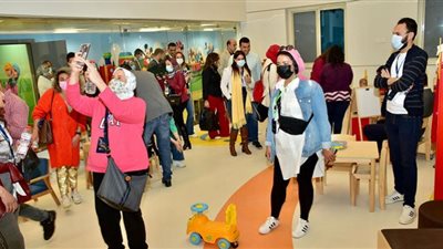 قيادات مؤتمر اتحاد الصناعات والأورمان للتنمية المستدامة ينظمون زيارة لدعم مرضي السرطان بالاقصر