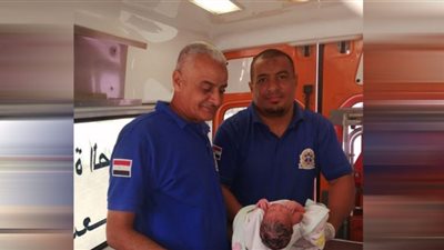 مُسعف يساعد سيدة في عملية ولادة قبل وصولها المستشفى ببني سويف