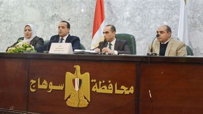 نائب محافظ سوهاج يعقد اجتماعا مع لجنة توفيق أوضاع المشروعات المتوسطة والصغيرة والمتناهية الصغر