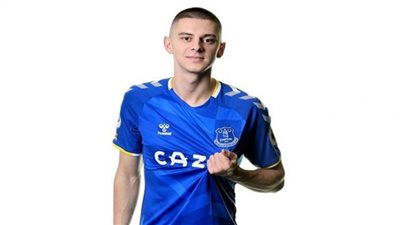 لاعب ايفرتون الإنجليزي ينتقد قائد المنتخب الروسي