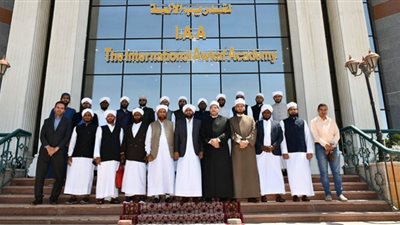 إهداء نسخ من إصدارات الأوقاف لكبار علماء الهند