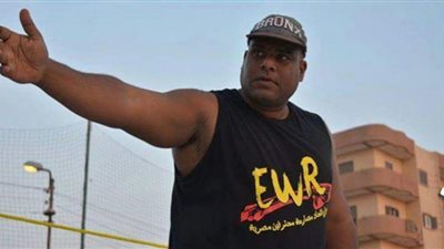 صور.. أشرف كابونجا الرجل الخارق يشد مترو الأنفاق بأسنانه