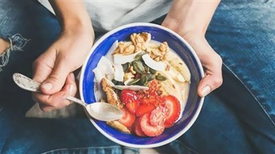 أطعمة لا يجب تناولها على معدة فارغة.. الأكل الحار أبرزها