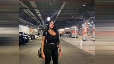 شاهد.. سارة سلامة تعتمد صيحة الميني جيب لتبرز أنوثتها