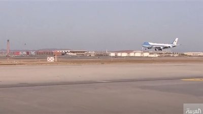 هبوط طائرة الرئيس الأمريكي في مطار الملك عبد العزيزبجدة (شاهد)