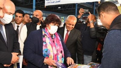 بالصور.. وزيرة الثقافة ومحافظ قنا يفتتحان النسخة الرابعة من معرض الكتاب