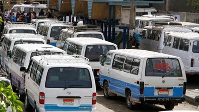 تكثيف أمنى بمواقف السيارات لضبط مخالفى تعريفة الركوب الجديدة (فيديو)